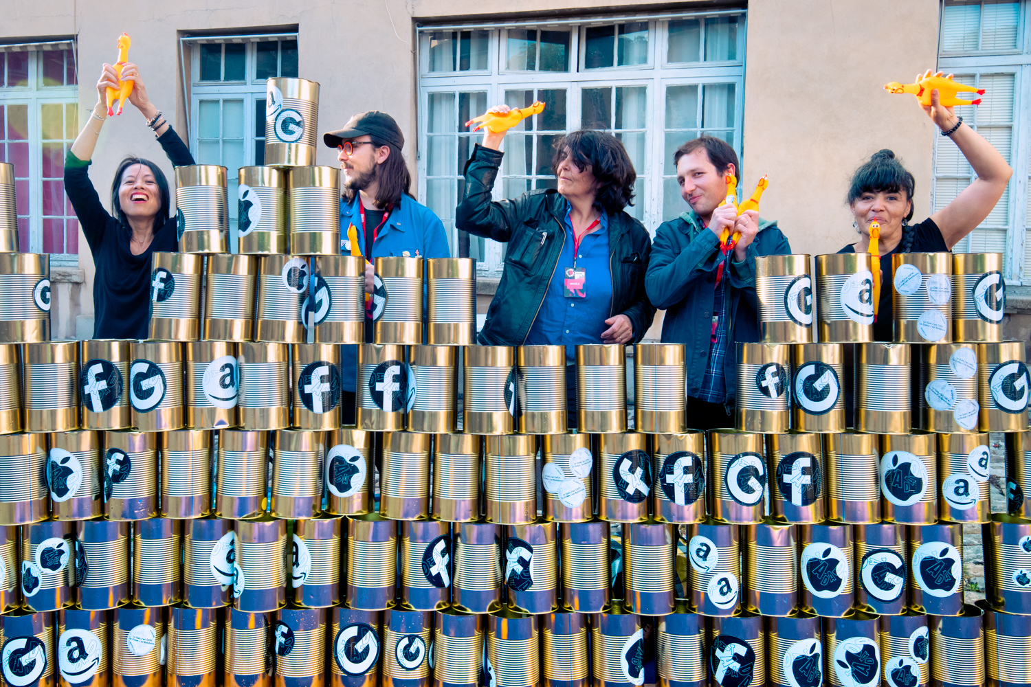 L'équipe DataDada au grand complet devant le mur des GAFA / photo Q. Chevrier