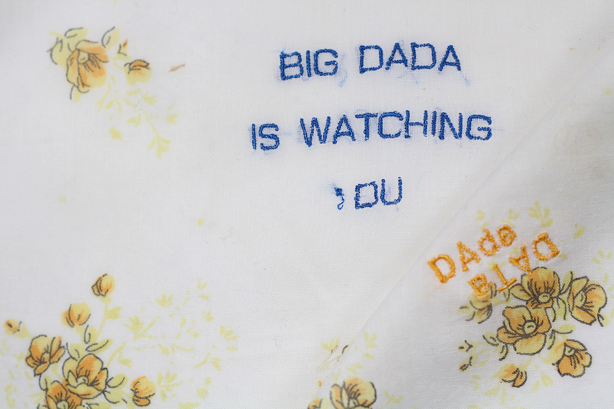 Série BIG DADA IS WATCHING YOU // Mouchoir WATCHING OU  (détail) // Blockchain #ID : 1EKAxg9BYaecKTPiV7jtQrz55Ss5WY9QCd