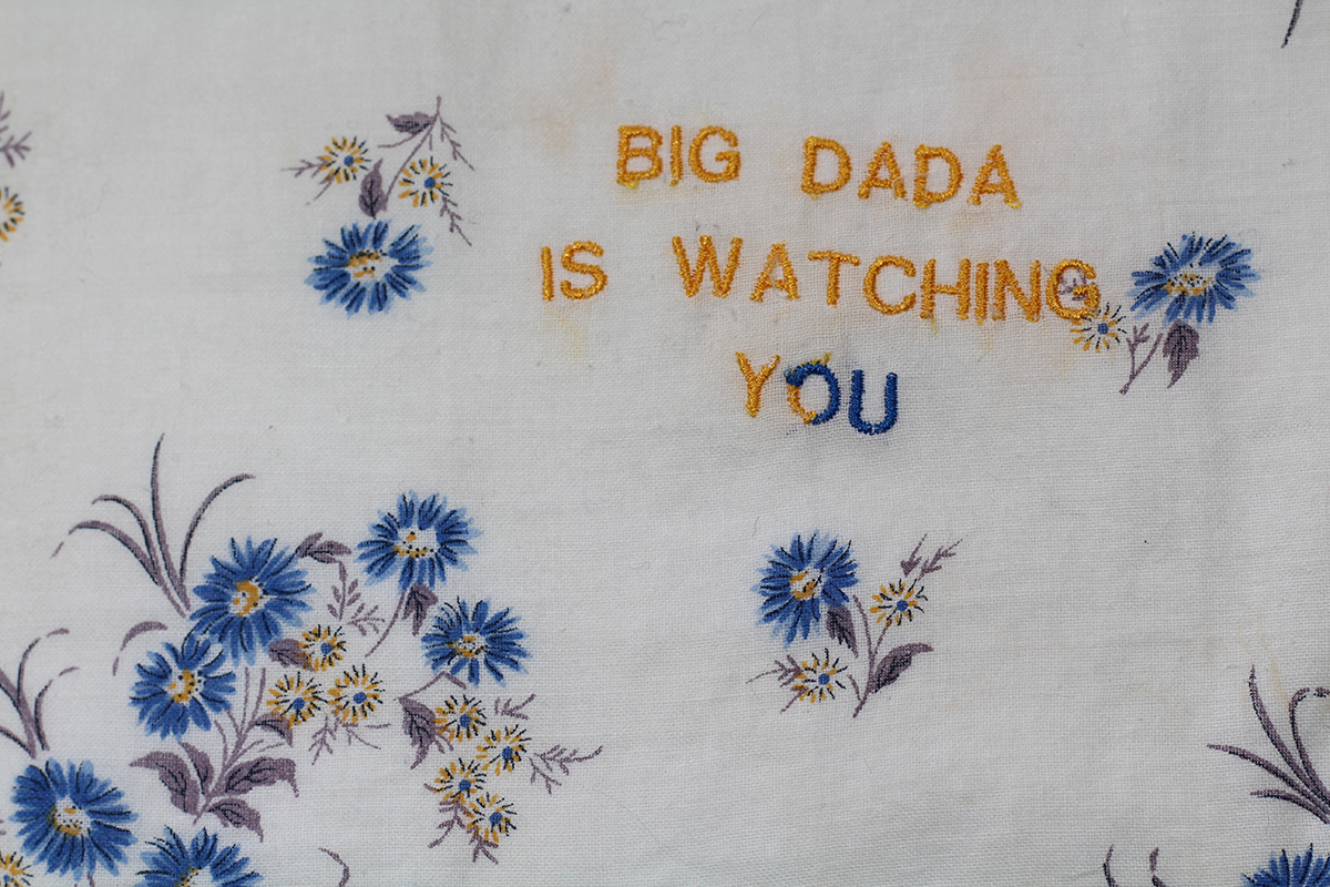 Series BIG DADA IS WATCHING YOU // Handkerchief WATCHING Y JAUNE DEMI O&U BLEU (zoom) // Blockchain ID : 14R7StDKm7KoZ4rwPPFfHKXc4NMYwL2nD2