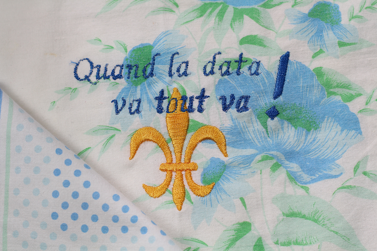 Series QUAND LA DATA VA TOUT VA! // Handkerchief FLEUR DE LYS EXCLAMATION BLEUE (zoom) // Blockchain ID : 1P7NsRgaNsXtYsvsjb5KBLcfCL2aLtDTVf