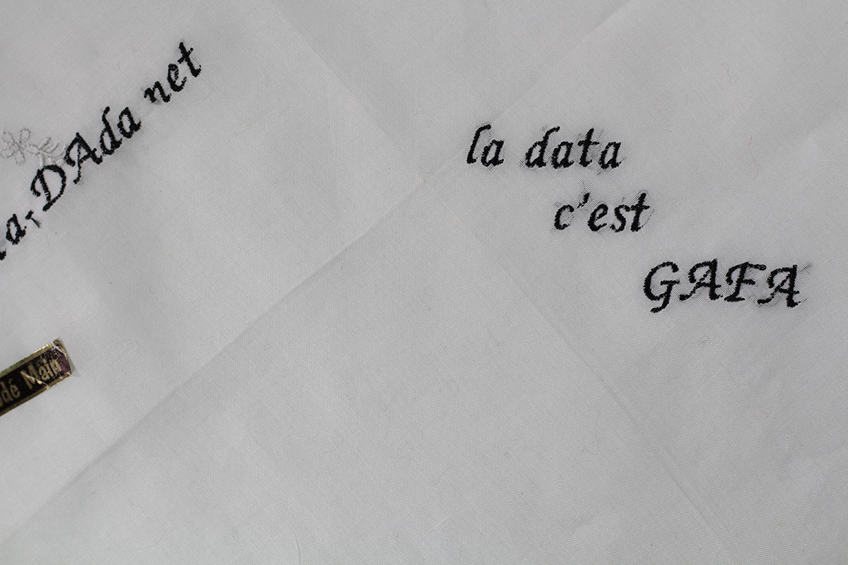 Series Data GAFA //  Handkerchief Broderie Main dAta-DAda.net (zoom) // Blockchain ID : 1LuJUSyXhfuRKT9yxCScb9xACuDvTAhKeV